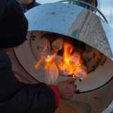A quel punto con un accendino si produce una fiamma che viene avvicinata alle retine. L� reagisce con il gas e d� luce